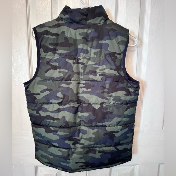 Gap Boys 💙 Camo puffer vest.  Size Large. Gently Used, EOC - Picture 4 of 5